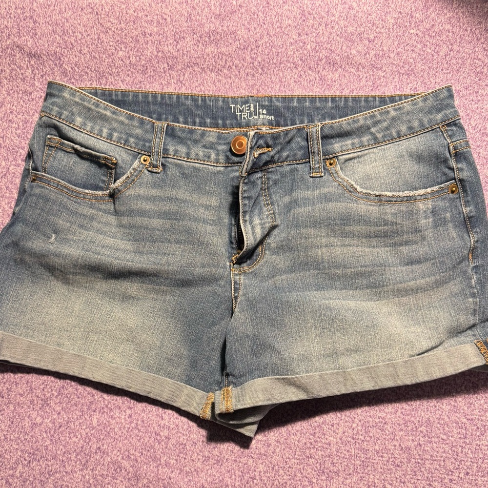Time and Tru Light Wash Denim Shorts in Blue